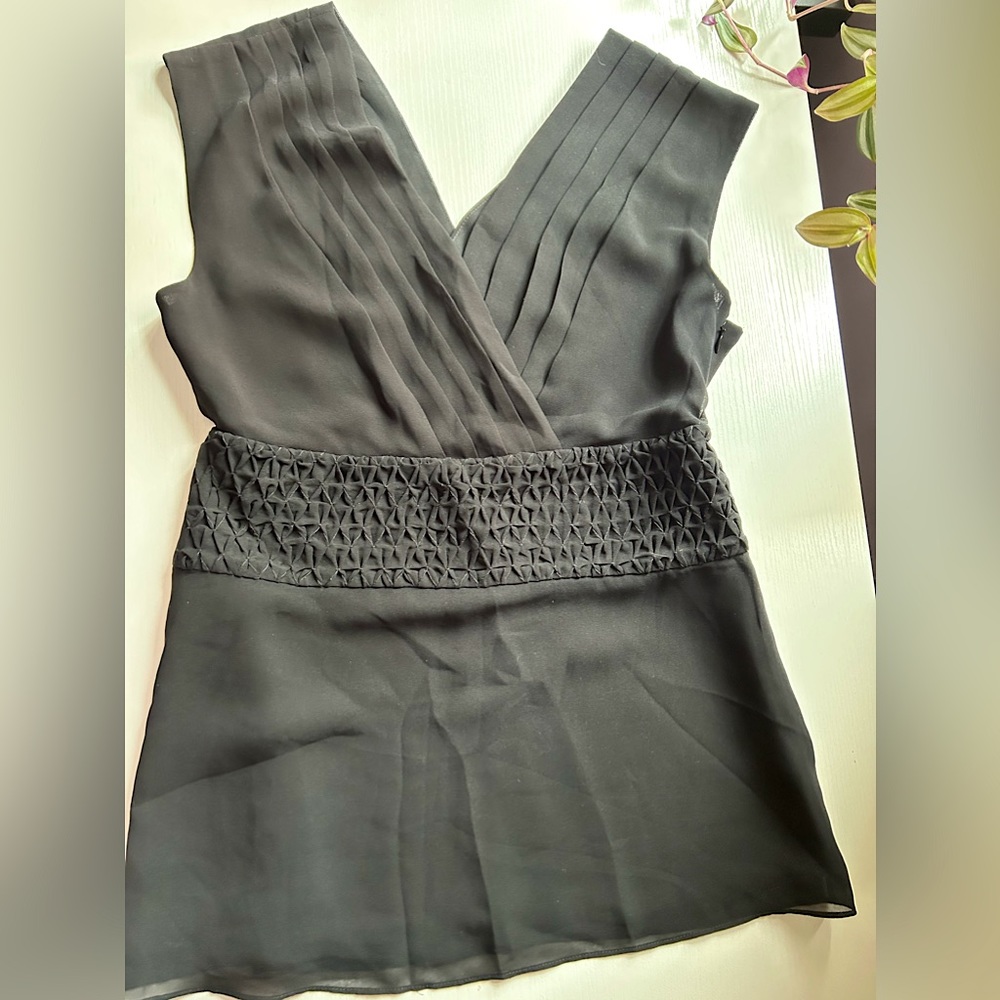EUC Banana Republic Women’s dressy sleeveless top V-neck Sz 2